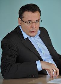 Совладелец сети аптек 36,6 Артем Бектемиров офисе компании. 
