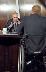 Председатель правительства России Владимир Путин встретился с представителями общественных организаций и обществ инвалидов РФ в зале президиума Дома правительства