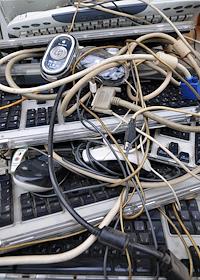 Компьютерные мыши, клавиатура, провода сваленные в кучу