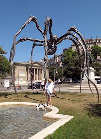 Десятиметровая бронзовая скульптура паука под названием 'Maman' (Мать) франко-американского скульптора Луиз Буржуа в Женеве