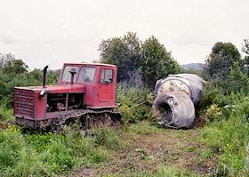 Алтайский край. Июль 2001. Зона падения отработанных ступеней космических ракет-носителей, стартующих с космодрома Байконур. Местные жители собирают обломки ракет из цветного металла для сдачи на металлолом