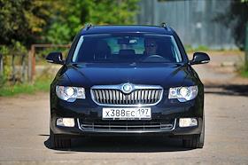 Обозреватель журнала 'Деньги' Илья Зиновьев на тест-драйве автомобиля Skoda Superb Combi