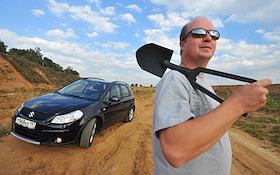 Обозреватель журнала 'Деньги' Илья Зиновьев на тест-драйве автомобиля Suzuki SX4