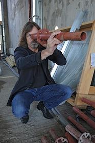 Риэлти-шоу с художником Никасом Сафроновым в жилом комплексе (ЖК)'АртХаус' ('Art House')