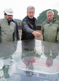 Осмотр мэром Москвы Сергеем Собяниным стройплощадки многофункционального футбольного стадиона 'Спартак', расположенного в северо-восточной части Тушинского поля (район Покровское-Стрешнево).

