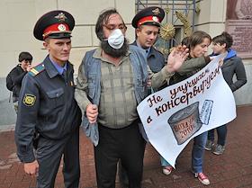 Пикет против планов столичных властей принять программы экологической безопасности города у здания Мэрии