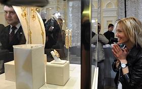 Пресс-показ частной коллекции The Collection of Elizabeth Taylor ('Чествование жизни и наследия Элизабет Тейлор'), организованной аукционным домом Christie`s, в Демонстрационном зале ГУМа