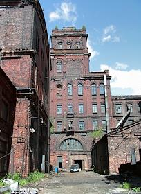 Заброшенные пустущие корпуса завода резиновых изделий 'Треугольник' (в советское время - 'Красный треугольник'). Памятник промышленной архитектуру 19 века