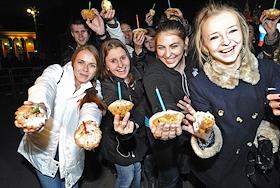 Акция движения 'Наши' к дню рождения председателя правительства Владимира Путина на Манежной площади напротив исторического музея. Участники движения 'Наши' снимут видеоролик на день рождения Владимира Путина