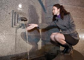 Родник имени Стива Джобса (сооснователя, бывшего генерального директора компании Apple) (торговая марка воды iSTEVE),открывшийся на набережной Ижевского пруда