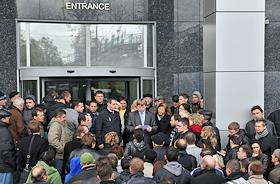 Очередь желающих продать акции компании 'Норильский никель' у офиса компании Computershare