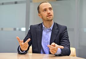 Директор департамента инвестиционного консультирования ООО  Страховая компания (СК) 'Allianz РОСНО Жизнь' Андрей Аржанухин в офисе компании