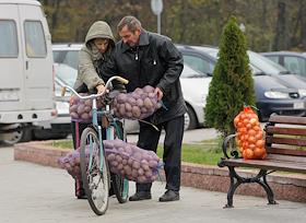 Жители города Вилейка покупают овощи во время сельскохозяйственной ярмарки на центральной площади
