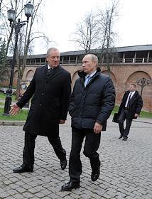 Рабочая поездка Председателя правительства РФ Владимира Путина в Новгородскую область.  Посетил насосную станцию первого подъёма 'Новгородский водоканал'. После осмотра насосной станции В.В.Путин заехал в один из дворов города. Затем Премьер отправился в Новгородский кремль