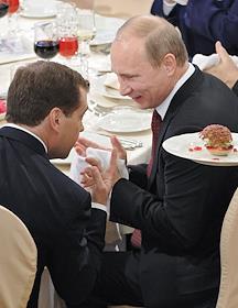 Рабочая поездка президента России Дмитрия Медведева и премьер-министра России Владимир Путина в Нижний-Новгород. Премьер-министр РФ Владимир Путин и президент РФ Дмитрий Медведев посетили Горьковский автомобильный завод. Торжественный прием в здании Нижегородской ярмарки по случаю празднования Дня народного единства