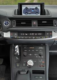 Обозреватель журнала 'Деньги' Илья Зиновьев на тест-драйве автомобиля Lexus CT 200H (Лексус СТ 200Н)