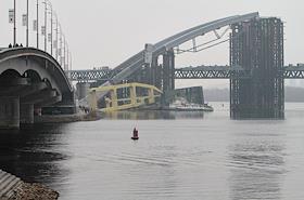 Место крушения крана 'Захар' грузоподъемностью 680 тонн, использовавшегося при строительстве Подольского моста в Киеве