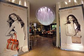 Выставка сумок в бутике 'Lancel' + вывеска и логотип ювелирной фирмы 'Chopard' в Третьяковском проезде