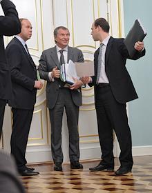 Председатель правительства РФ Владимир Путин на совещании по вопросу 'О ситуации на Богословском алюминиевом заводе и Таганрогском автомобильном заводе' в Доме правительства РФ.
Встреча Председателя правительства Владимира Путина с Вице-президентом Боливарианской Республики Венесуэла Э.Хауа Милано 

