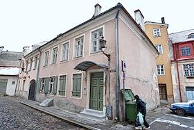 Дом, в котором были незаконно зарегистрированы около 150 человек и выданы виды на жительство гражданам России и Белоруссии