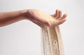 Обложка для журнала 'Деньги'. Песок струится сквозь пальцы