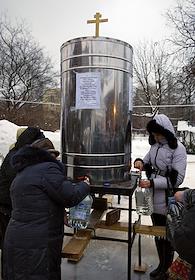 Храм св. Великомученника Георгия Победоносца в Коптево, Москва. Прихожане берут крещенскую воду