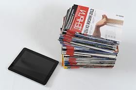 Жанровая фотография. Стопка журналов 'Власть' и 'Деньги' рядом с Ipad