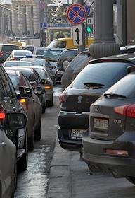 Знаки дорожного движения, запрещающие парковку. Автомобили припаркованные на тротуаре