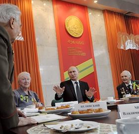 Визит премьер-министра В.В. Путина в Санкт-Петербург. Председатель правительства России Владимир Путин во время встречи с ветеранами Великой Отечественной войны (ВОв).  церемонии возложение венков к скульптуре 'Мать-Родина' на Пискаревском мемориальном кладбище.


