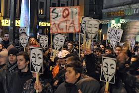 Тысячи пользователей интернета (в Польше их называют интернавтами) вышли на площади практически во всех городах, требуя отмены решения правительства о присоединении к международному соглашению ACTA