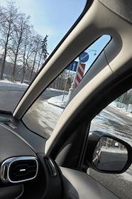 Обозреватель журнала 'Деньги' Илья Зиновьев на тест-драйве автомобиля Citroen C3 Picasso (Ситроен С3 Пикассо)