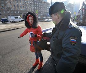 Флэшмоб 'Голосую за Путина'. По обе стороны Садового кольца (от посольства США в России до станции метро 'Маяковская') выстроятся 500 участников масштабной акции в поддержку сети сторонников Владимира Путина.
