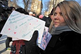 Флешмоб 'Сети сторонников Владимира Путина' - 'Вы собираете голоса, а мы - любовь!', в сквере за Домом правительства РФ