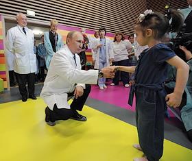 Председатель правительства России Владимир Путин в Международный день борьбы с детским раком посетил Федеральный научно-клинический центр детской гематологии, онкологии и иммунологии имени Димы Рогачёва