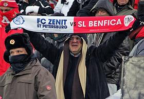 Фанаты ФК 'Бенфика' на стадионе 'Петровский' на пред матчевой тренировке команды