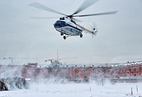 Вертолёт Ми-8 компании 'Газавиа' заходит на посадку на вертолетную площадку в Петропавловской крепости, пилотирует Заслуженный пилот России Вадим Базыкин