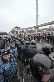 Одиночные пикеты, организованные оппозицией против фильма 'Анатомия протеста', вышедшего на канале НТВ в ночь на 16 марта, у ТЦ 'Останкино'.
