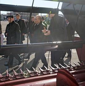 Визит председателя правительства России Владимира Путина в Воронеж. Посещение ОАО 'Воронежское акционерное самолетостроительное общество' (ВАСО). Встреча с производителями сельскохозяйственной продукции Воронежской области в здании правительства Воронежской области