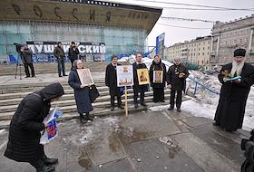 Акция оппозиции 'За честные выборы' в формате встречи с гражданами на Пушкинской площади. Пикет за возрождение Страстного монастыря, организованный группой православных активистов