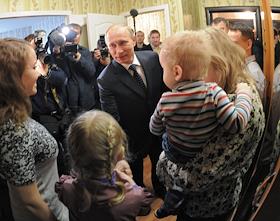 Председатель Правительства РФ Владимир Путин во время осмотра домов, построенных для военнослужащих в городе Энгельсе