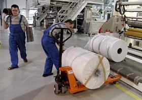 Производство пленки в цехе завода ЗАО 'Уралпластик-Н'