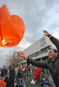 Массовый запуск небесных фонариков у Центрального дома художников (ЦДХ), в парке 'Музеон'