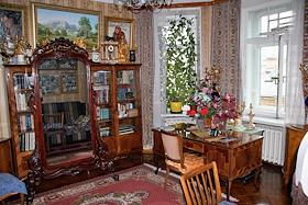 На рынке недвижимости Санкт-Петербург появилось уникальное предложение - выставлена на продаже квартирав доме по адресу Кронверкская улица, 29, в которой с 1936 по 1941 год жил композитор Дмитрий Шостакович и где в дни блокады он написал свою занменитую Седьмую (Ленинградскую) симфонию. Нынешний владелец Евгений Пучнин оценил историческую недвижимость в 57 миллионов рублей