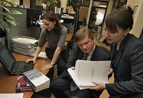 Работа консультантов департамента международной отчетности в офисае компании «Финансовые и бухгалтерские консультации» (ООО 'ФБК'). Топ-менеджмент партнер, директор департамента международной отчетности Аскольд Бирин во время интервью