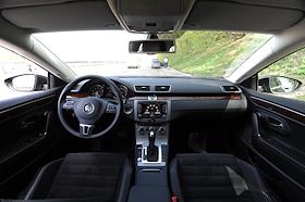 Обозреватель журнала 'Деньги' Илья Зиновьев во время тест-драйва автомобиля Volkswagen CC (Фольксваген СС)