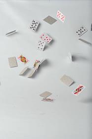 Обложка для журнала 'Деньги'. Игральные карты и портфель