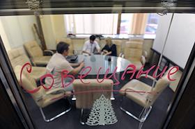 Генерарльный директор компании 'Фосборн Хоум' Адександр Сельдемиров. Работа сотрудников компании 'Фосборн Хоум'. Вывеска 'Фосборн Хоум'