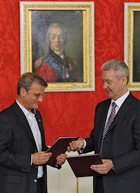 Подписание соглашения о сотрудничестве мэрии Москвы со Сбербанком России. В Церемонии приняли участие мэр Москвы Сергей Собянин и глава Сбербанка России Герман Греф