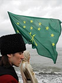 Дни черкесской культуры в городе Анаклия. Церемония открытия памятника жертвам Кавказской войны. Мост через реку Ингури.
