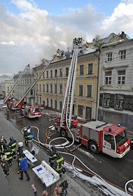 Пожар в здании в Столешниковом переулке. Пожар вспыхнул в закрытом на реконструкцию здании старой постройки. Огонь распространился по кровле здания на площади порядка 150 квадратных метров. Горели утеплитель и деревянный обрешетник крыши